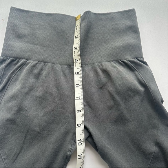 Halara Women's Gray Booty Scruching Cropped Leggings, NWOT - Picture 4 of 7